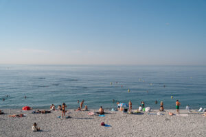 ニースの海と海水浴を楽しむ人々