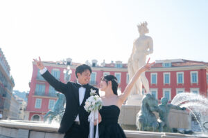 南フランスの異国情緒あふれるマセナ広場をでピースをする新郎新婦