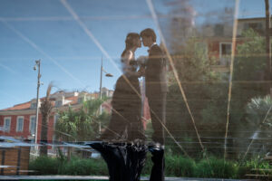 ニースの水の鏡に映る新郎新婦