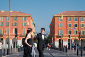 直線的なデザインが印象的なニース・マセナ広場でのウェディングフォト