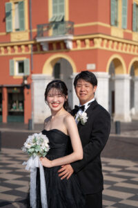 直線的なデザインが印象的なニース・マセナ広場で寄り添う新郎新婦