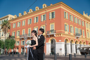 イタリア的なデザインが印象的なニース・マセナ広場で景色を楽しむ新郎新婦