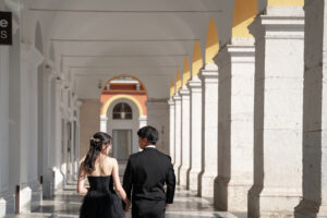 ニース・マセナ広場のアーケードを歩く新郎新婦