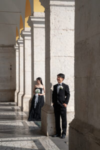 ニース・マセナ広場のアーケードでポーズをする新郎新婦